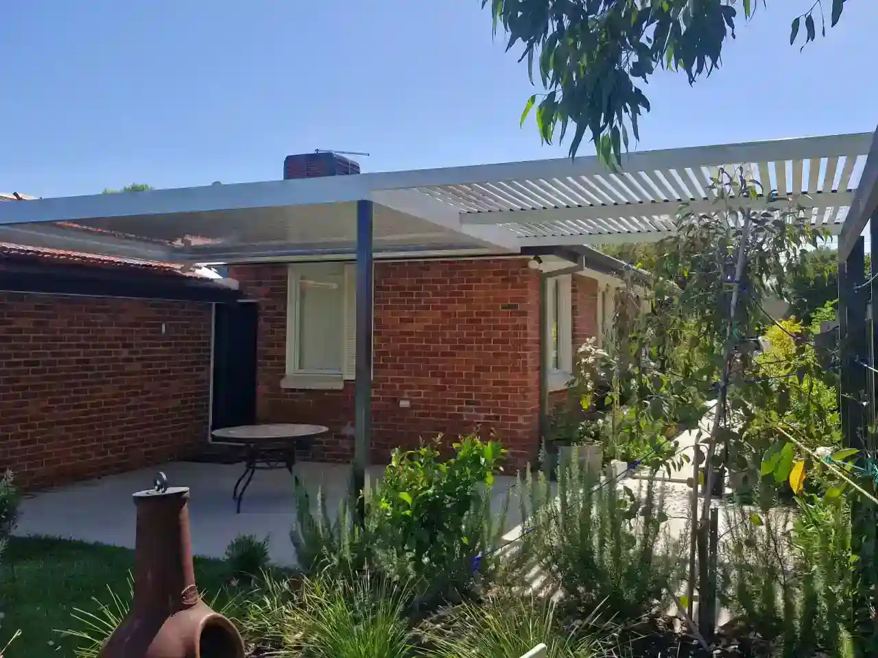 A combination adjustable louvred roof and slatted pergola designed and built by our team of outdoor roofing specialists in Melbourne